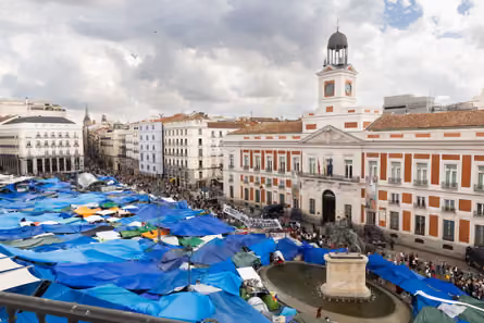 Rozľahlý protestný tábor na námestí Puerta del Sol v Madride