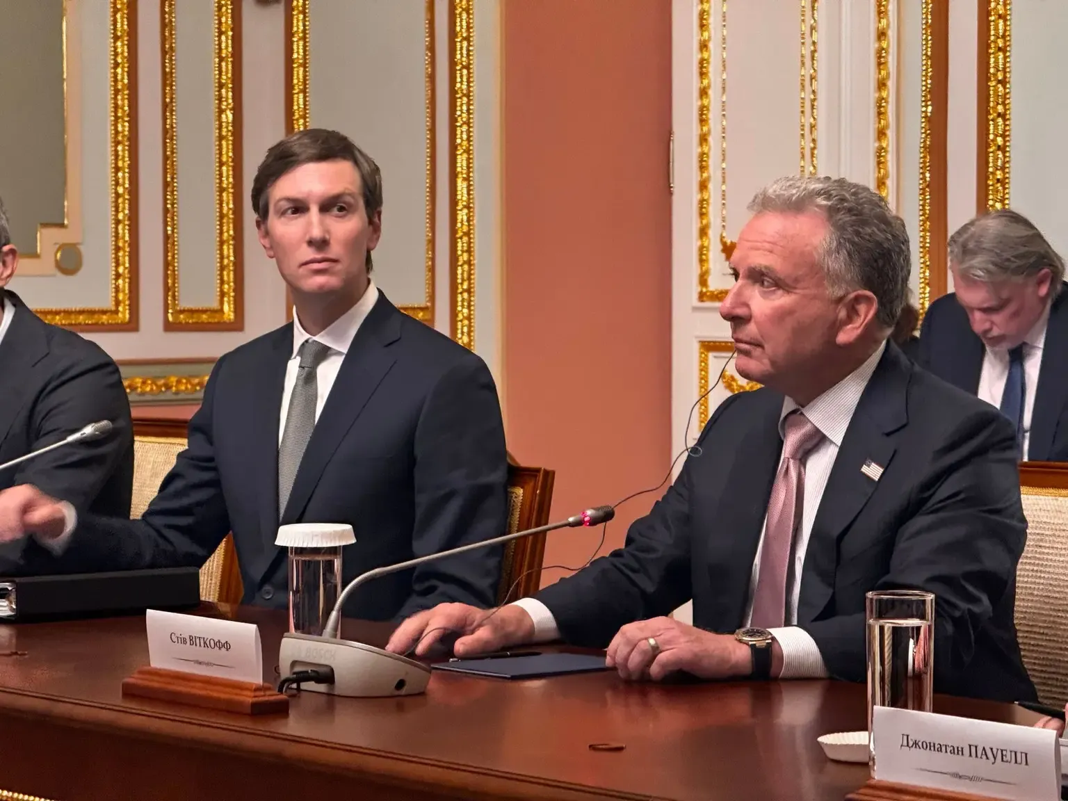 Na snímke vyslanci amerického prezidenta Donalda Trumpa, Steve Witkoff a Jared Kushner