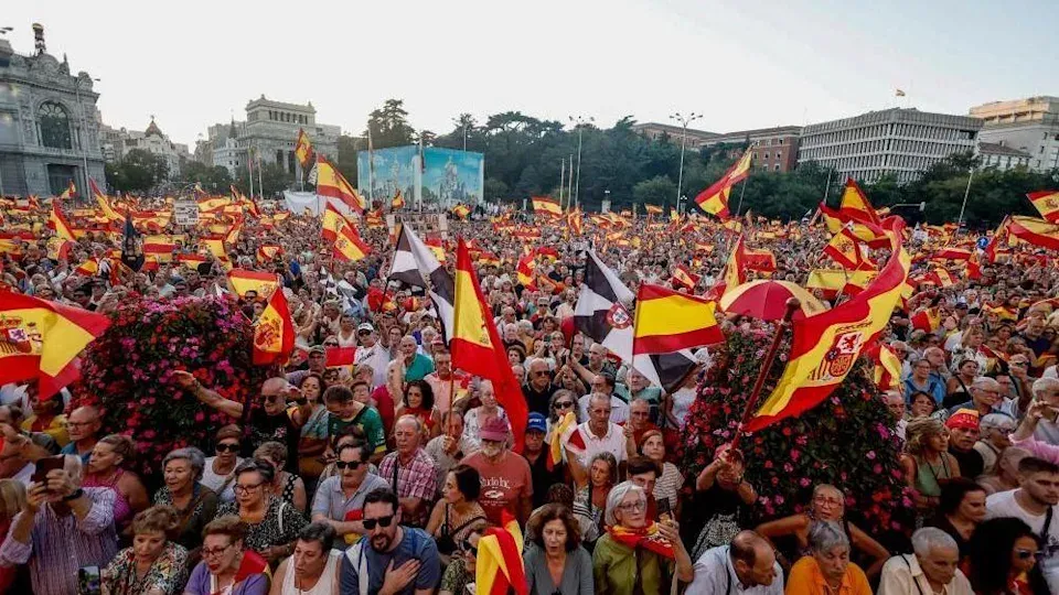 V ŠPANIELSKU TO VRIE! Desaťtisíce ľudí v Madride žiadajú predčasné voľby pre krízu v Ceute (VIDEO)