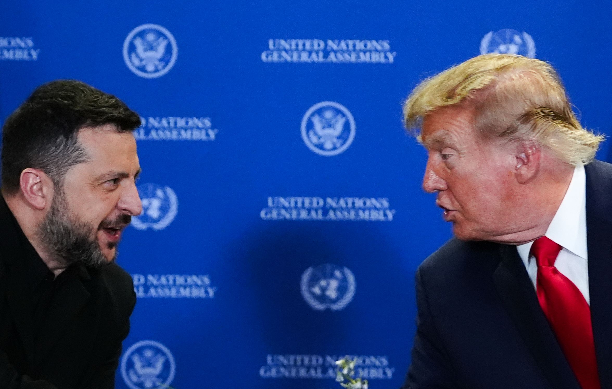 Výrazy tváre, oblek, držanie tela: Zelenskyj počas rokovania s Trumpom zaujal médiá