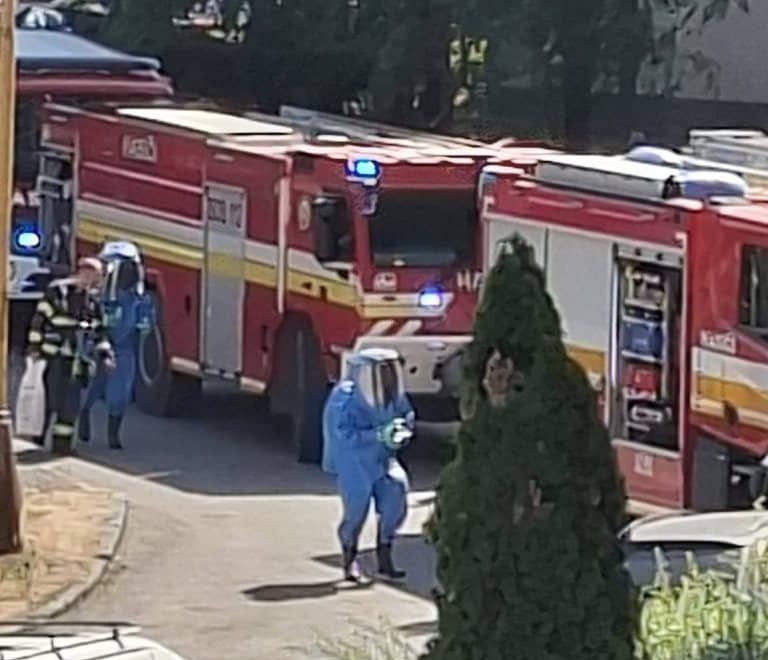 AKTUÁLNE POPLACH NA SÍDLISKU V KOŠICIACH! Zasahujú hasiči v špeciálnych oblekoch