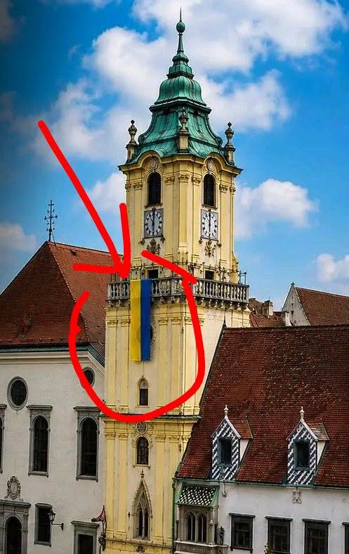 Bratislavčania, hlavy hore! TOTO vám visí na Radničnej veži!
