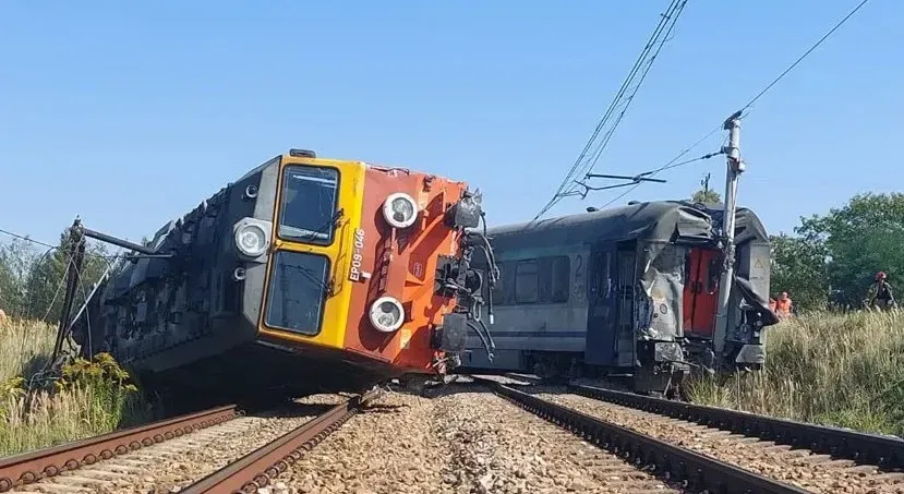 ZRÁŽKA KAMIÓNU S VLAKOM V POĽSKU! Najmenej 20 cestujúcich sa zranilo, štyria ťažko (FOTO)