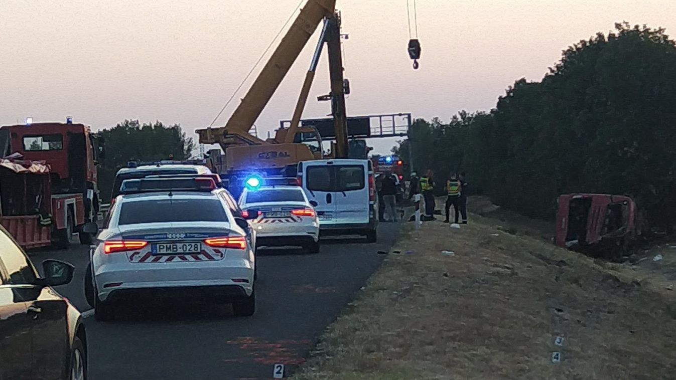 Hrôza na diaľnici M3: Poľský autobus sa prevrátil, 12 ľudí zahynulo! + VIDEO