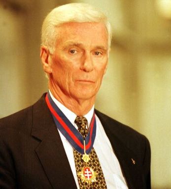 Na snímke E.A. Cernan