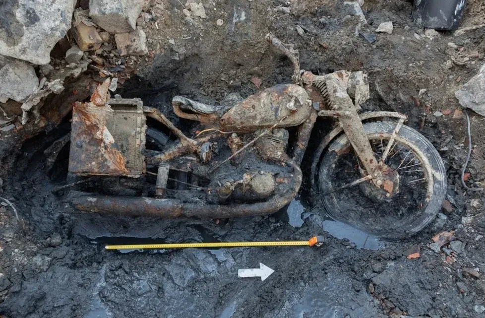 Z bahna pri budínskom nábreží sa po viac ako ôsmich desaťročiach vynorila predná vidlica vojenského motocykla