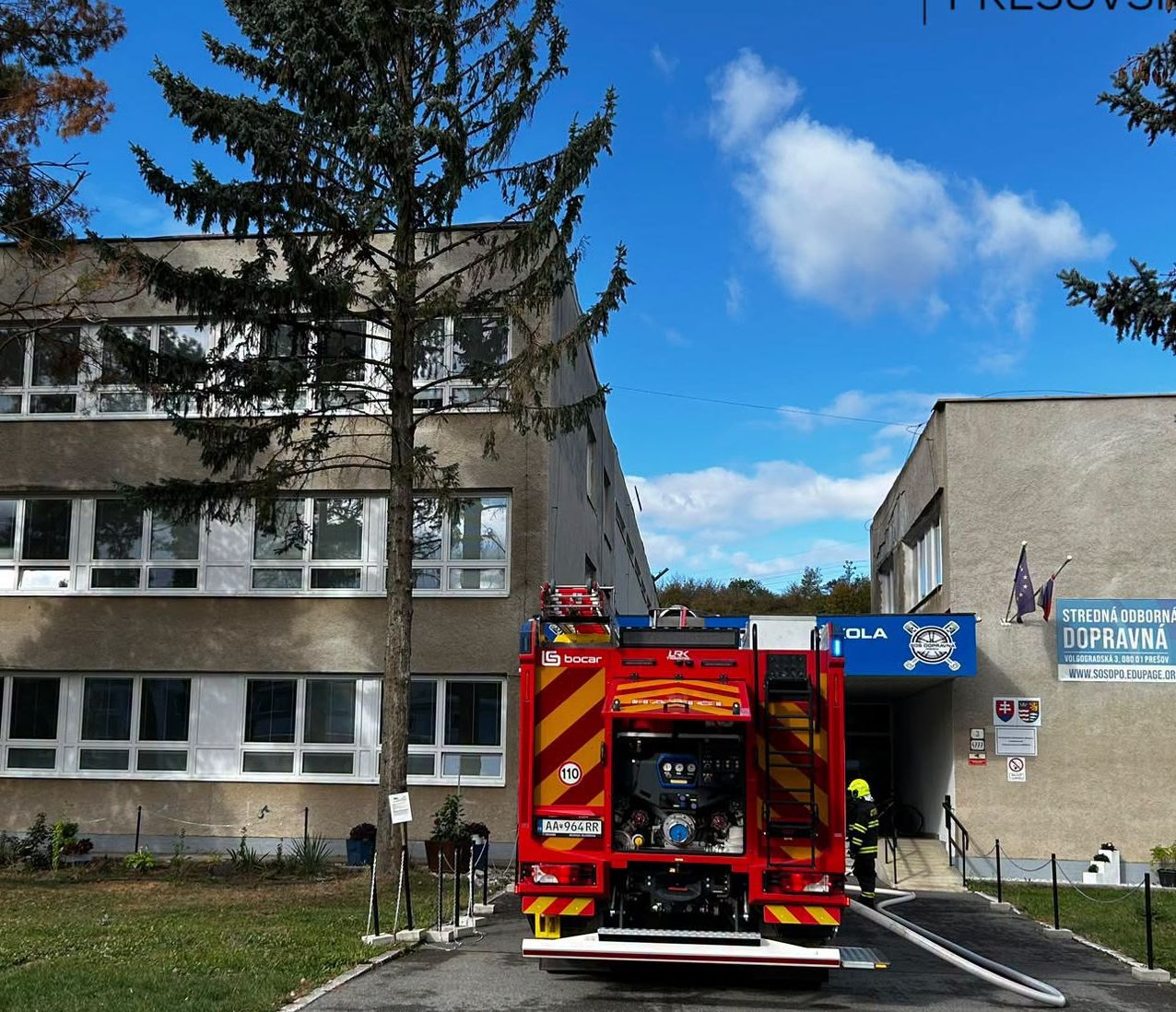 AKTUÁLNE POŽIAR ŠKOLY V PREŠOVE! Plamene zachvátili strechu, žiakov museli evakuovať