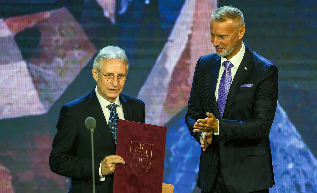 Na snímke vysokoškolský profesor, historik a spisovateľ Jozef Leikert a predseda NRSR Richard Raši počas udeľovania Štátnej ceny Jozefa Miloslava Hurbana v Bratislave