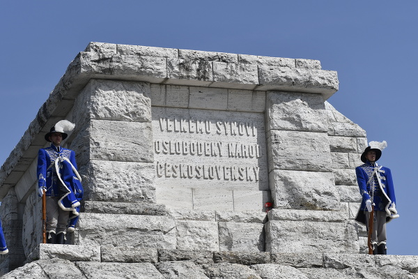 Na snímke mohyla gen. M. R. Štefánika