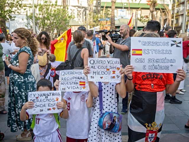 Obyvatelia Ceuty vytvorili ľudskú reťaz na protest proti novému útočisku pre migrantov (VIDEO)