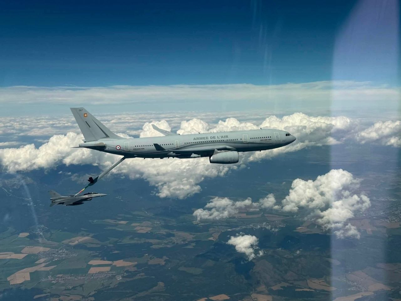 Tankovanie slovenskej F-16 vo vzduchu
