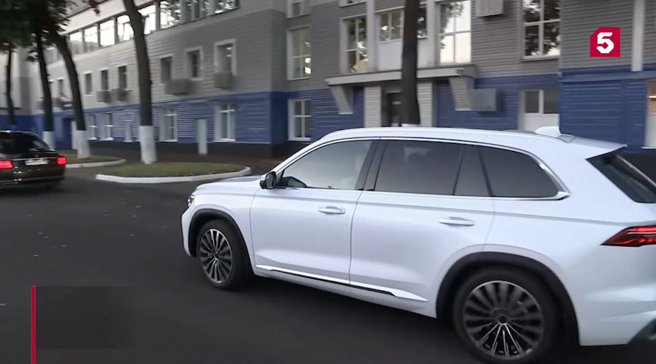 „JEDNÝM PRSTOM“! Putin otestoval novú Volgu K50 (VIDEO)