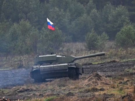 „2500 TANKOV DO KYJEVA!“ Putin sa neubránil úsmevu – Moskva svetu ukázala „novú zázračnú zbraň“, „Produkt 347“ a lasery