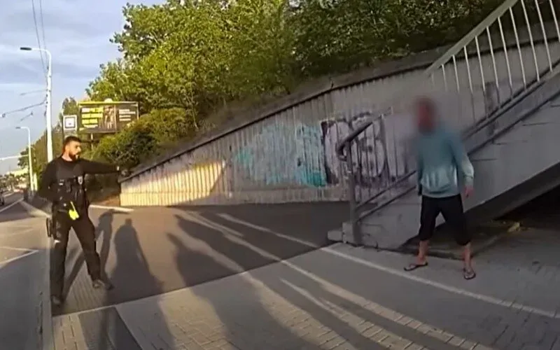 DRSNÉ VIDEO! Muža, ktorý sa v Bratislave vyhrážal nožom študentom, vzali do väzby