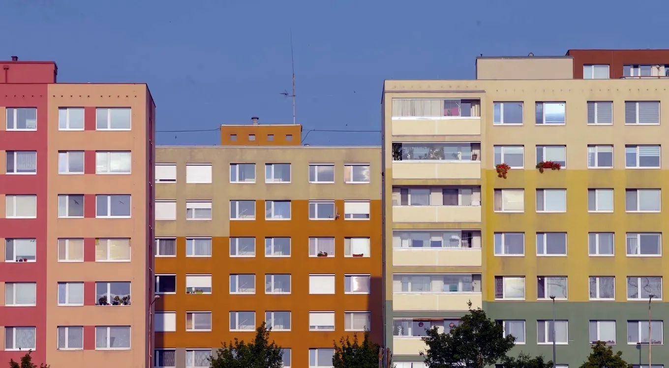 BYTY SÚ, ALE ĽUDIA NA NE NEMAJÚ! Státisíce neobývaných bytov odhaľujú slovenský paradox