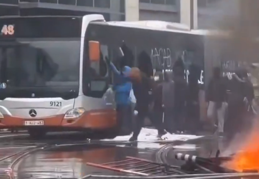 Protinacistická hymna: Mladí ľudia v Paríži protestujú za zvukov „Kaťuše“