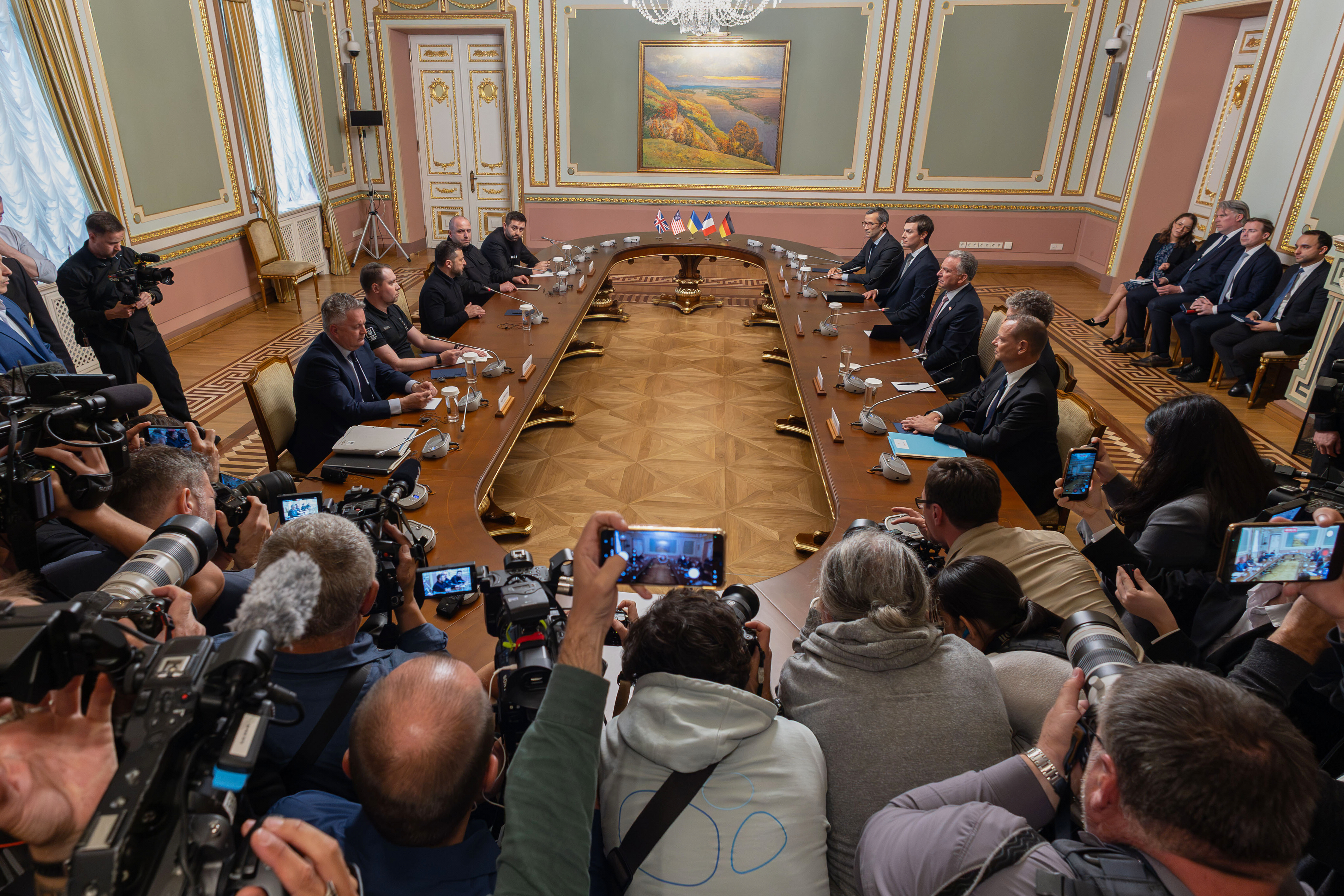 „BRIGÁDA, NIE DELEGÁCIA“! Ukrajinci kritizovali politikov pre zvláštny štýl obliekania na stretnutí s Witkoffom a Kushnerom