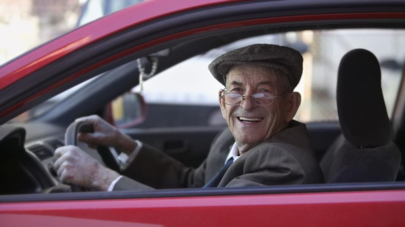 NOVÉ PRAVIDLÁ PRE VODIČOV OD ROKU 2026! Seniori by si mali skontrolovať, čo nosia v aute