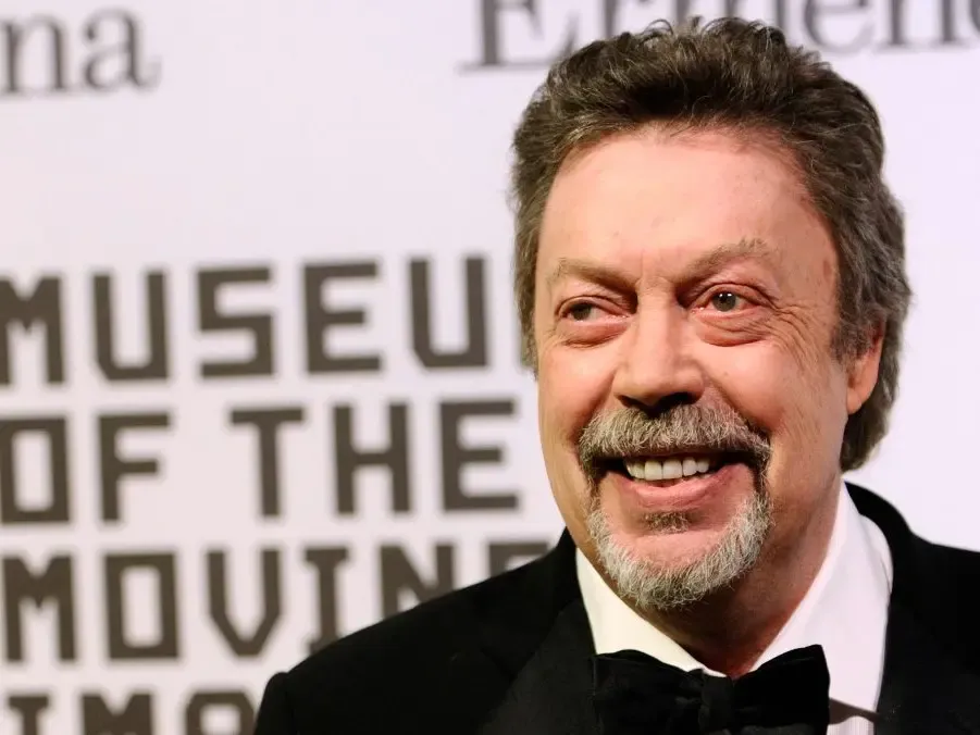 SMUTNÁ SPRÁVA! Vo veku 80 rokov zomrel herec Tim Curry