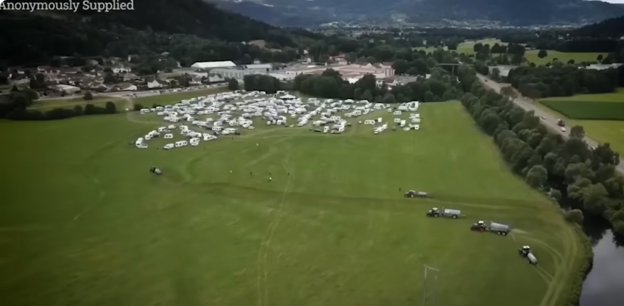 Rozzúrení francúzski farmári tvrdo zasiahli proti táboru stoviek ilegálov na svojom poli (VIDEO)