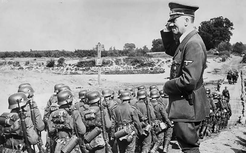 „Od 5:45 paľbu opätujeme,“ klamal Hitler. O 4:45 už ZAČALA VOJNA!