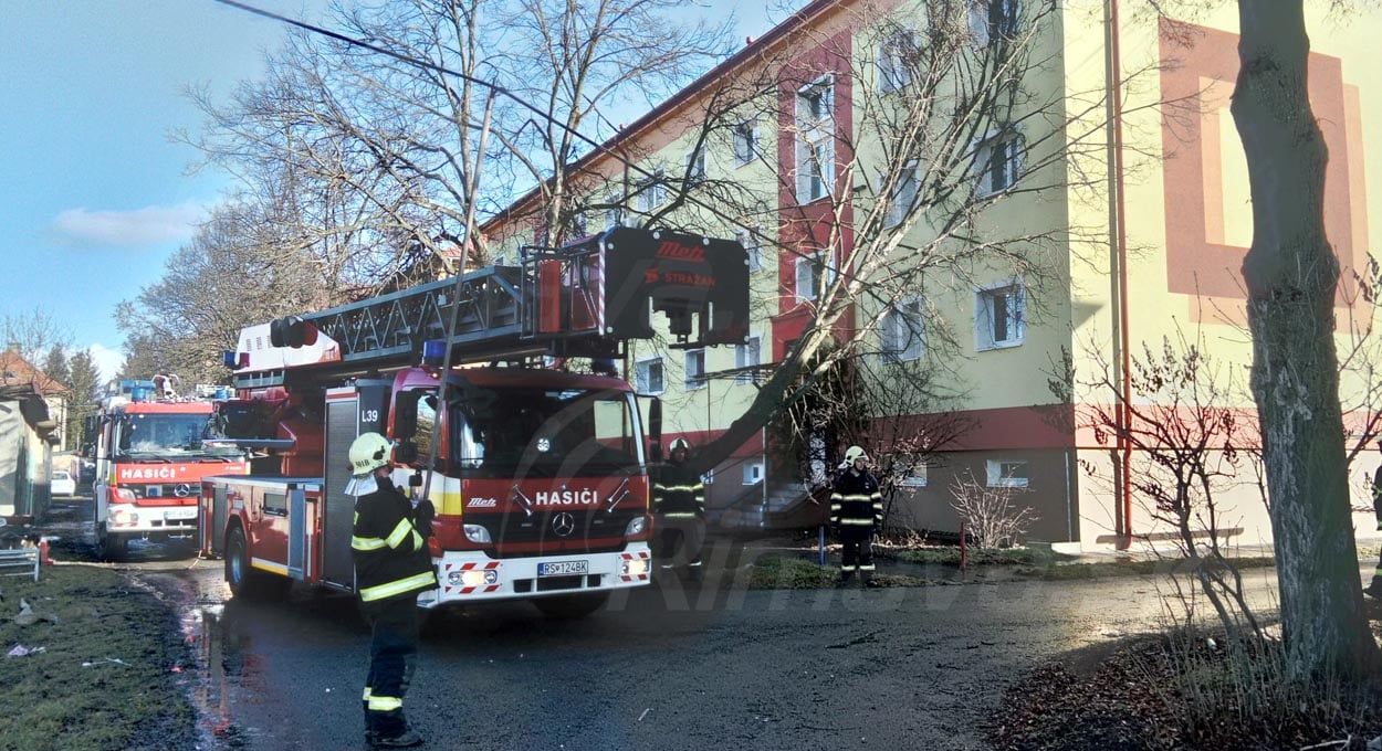 RIMAVSKÁ SOBOTA: Silný vietor ničil budovy, vyvracal stromy a poškodil elektrické vedenia. Najhoršie sú na tom Radnovce