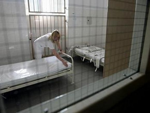 Opití pacienti zamestnávajú políciu aj nemocnice. Záchytky chýbajú už vyše 20 rokov